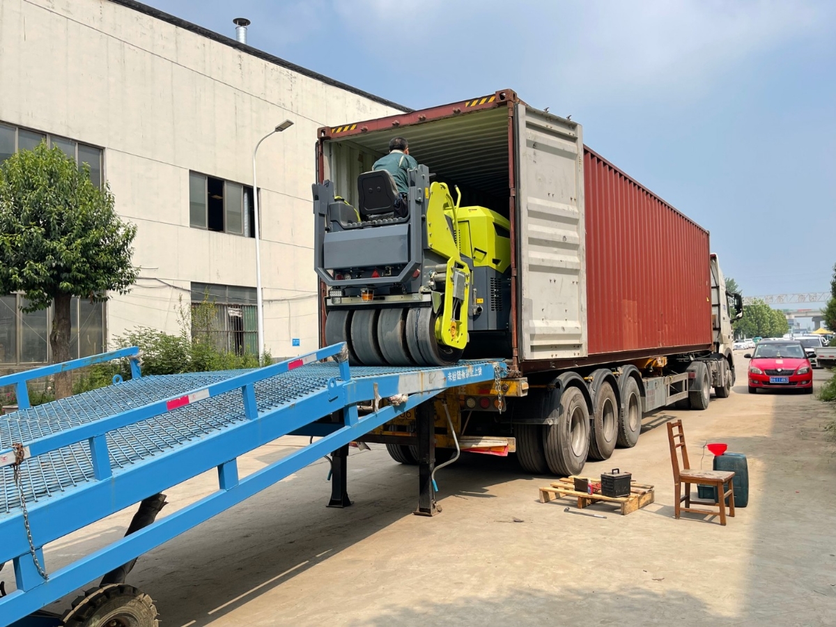 發(fā)往俄羅斯圣彼得堡20臺思拓瑞克雙鋼輪、鋼膠壓路機(jī)裝柜進(jìn)行時···